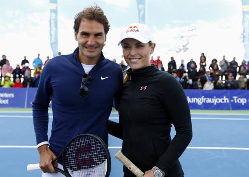 Le aveva lanciato una sfida sui monti  via chat qualche giorno fa, lei ha accettato.  Roger Federer e Lindsey Vonn si sono incontrati oggi, a 3454 m di altezza sulle montagne della Svizzera, per un match ad alta quota. Questione di sponsor, ma i due sembrano divertirsi davvero...  